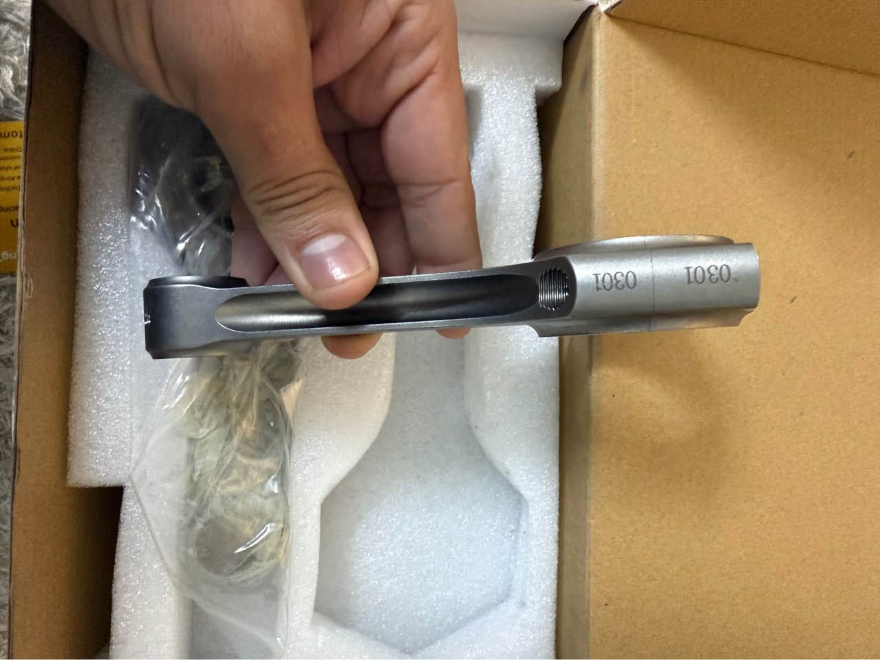للبيع طقم أذرع توصيل (Conrods) عالية الأداء، مصممة خصيصاً للمحركات المعدلة والقدرات الحصانية العالية. القطع جديدة تماماً ولم تستخدم.
✅ المواصفات والمميزات:
• النوع: Forged 4340 Steel (فولاذ مشغول شديد الصلابة).
• التصميم: H-Beam Design – يوفر أقصى درجات القوة مع وزن خفيف، وهو الأفضل لتحمل ضغط التيربو (Boost) والدورات العالية (RPM).
• البراند: KingTec Racing (شركة غنية عن التعريف في قطع تعديل المحركات).
• الحالة: جديدة بكرتونها (Brand New).
• المميزات:
• تتحمل قدرة حصانية عالية جداً مقارنة بأذرع الوكالة.
• محفورة بالليزر لضمان الجودة والتتبع.
• تأتي مع بطاقة الشركة المصنعة (Dr. Ren).
⚙️ مناسبة لـ:
أصحاب تعديل السيارات (Turbo projects)، سيارات السباق (Drag/Drift)، أو أي شخص يبحث عن تقوية محركه (Bulletproof engine build).
سعر القطعه ٣٥٠ الف كركوك, العراق


**إذا كنت صاحب هذا الإعلان وتريد حذفه لأي سبب، رجاءا أرسل رسالة إلى الدعم الفني**