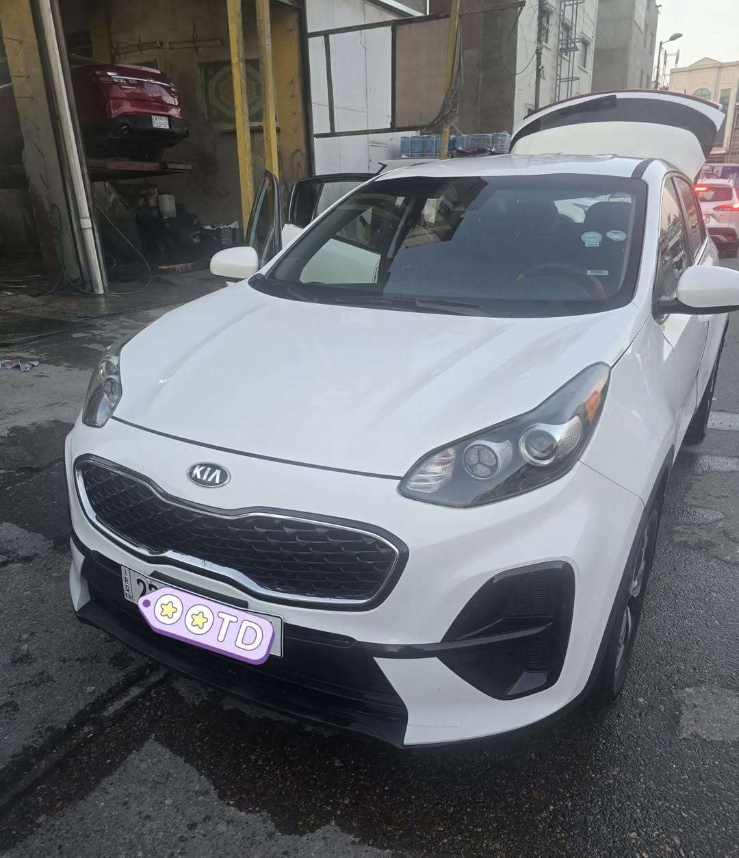 كيا سبورتج وارد امريكي 2020 ، لون ابيض مميز، رقم اربيل والسنوية باسمي (مكاني بغداد- جميلة)، ماشية 117 الف كم، محرك 2400 GDI، رادار أمامي، تبريد قطعتين بحالة ممتازة، داخل مخمل اسود، فرشاة أصلية، حادثها باب السايق مبدل وتصليح الباب الخلفي. البجم سليم ، الايرباكات سليمة. السعر 165 ورقة وبيها مجال بسيط. الاتصال على الرقم الاول *********** او الرقم الثاني ***********. بغداد, العراق
