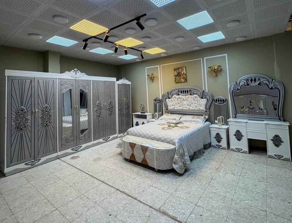 غـرف نـوم بـتـصـامـيـم جـديـدة صـاج عـراقـي 

متوفر الان موديل جديد .
غرفه نوم داخل معاكس خشب 3 ملم
خارج تحفير CNC انديف 5 ملم

الصبغ حراري درجة اولى

6باب  متكونه من 9قطع

زاويه تصميم كنتوري بارتفاع الكنتور

السرير بلاويد اسود 6ارجل

قياس الكنتور ارتفاع 2.40 وعرض 3.20

النقل والشد مجاناً داخل بغداد 
 
الـك حـق نـتـصل بـيك ثانـي يـوم من الـحجز نـفـتح ويـاك كـام تـشـوفـة الـغـرفـة كـاملـة وبعـدين اذا ثبـت الـحجز واذا وصـلتك مـو مـثل ما تـريد الـك حـق تـرجعهة

للحجز والاستفسار خاص واتس اب wa.me/9647725972961
