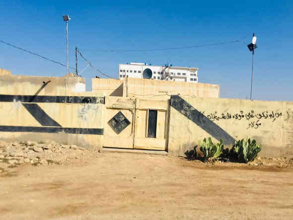 سـلام عليكم 
بيت للبيع 

مساحه البيت 500 متر مربع 
بيت متكون من
غرفتين 
وصاله
واستقبال 
ومطبخ 
وصحيات خالرجيه 

مكان البيت العزيزيه بزل حلاته قرب معمل الجديد 
 وستفسار عله هاذه الرقم *********** 📞
