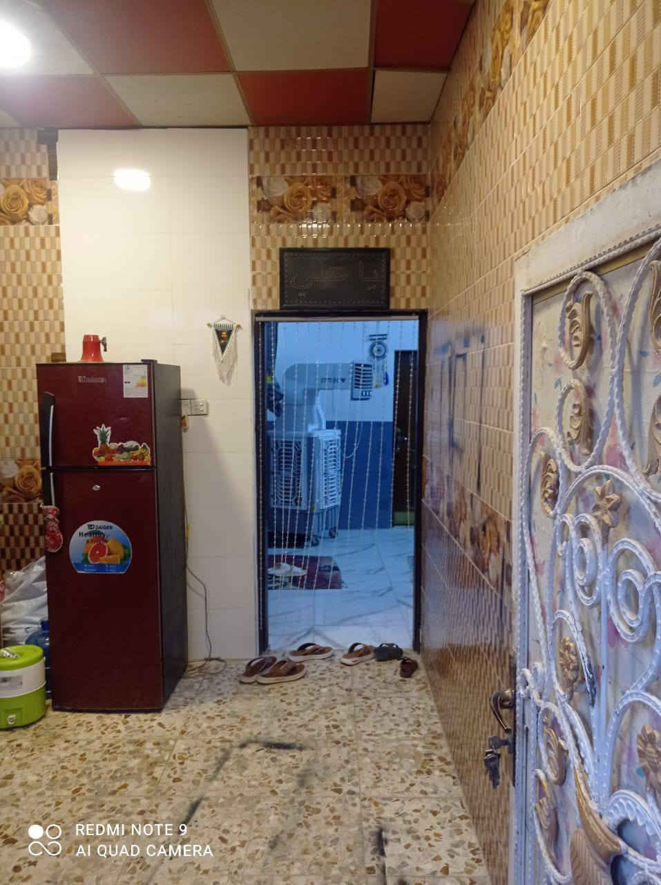 السلام عليكم البيت المساحه 100 متر يحتوي على غرفتين وصاله ومطبخ وبراني وحمام تواليت داخلي وحمام تواليه خارجي ومكشوفات اثنين الارضيه صبرا باط والبنيان بلوج قلاب البيت جديد  🏡  هذا رقم التليفون بي واتساب*********** النجف, العراق
