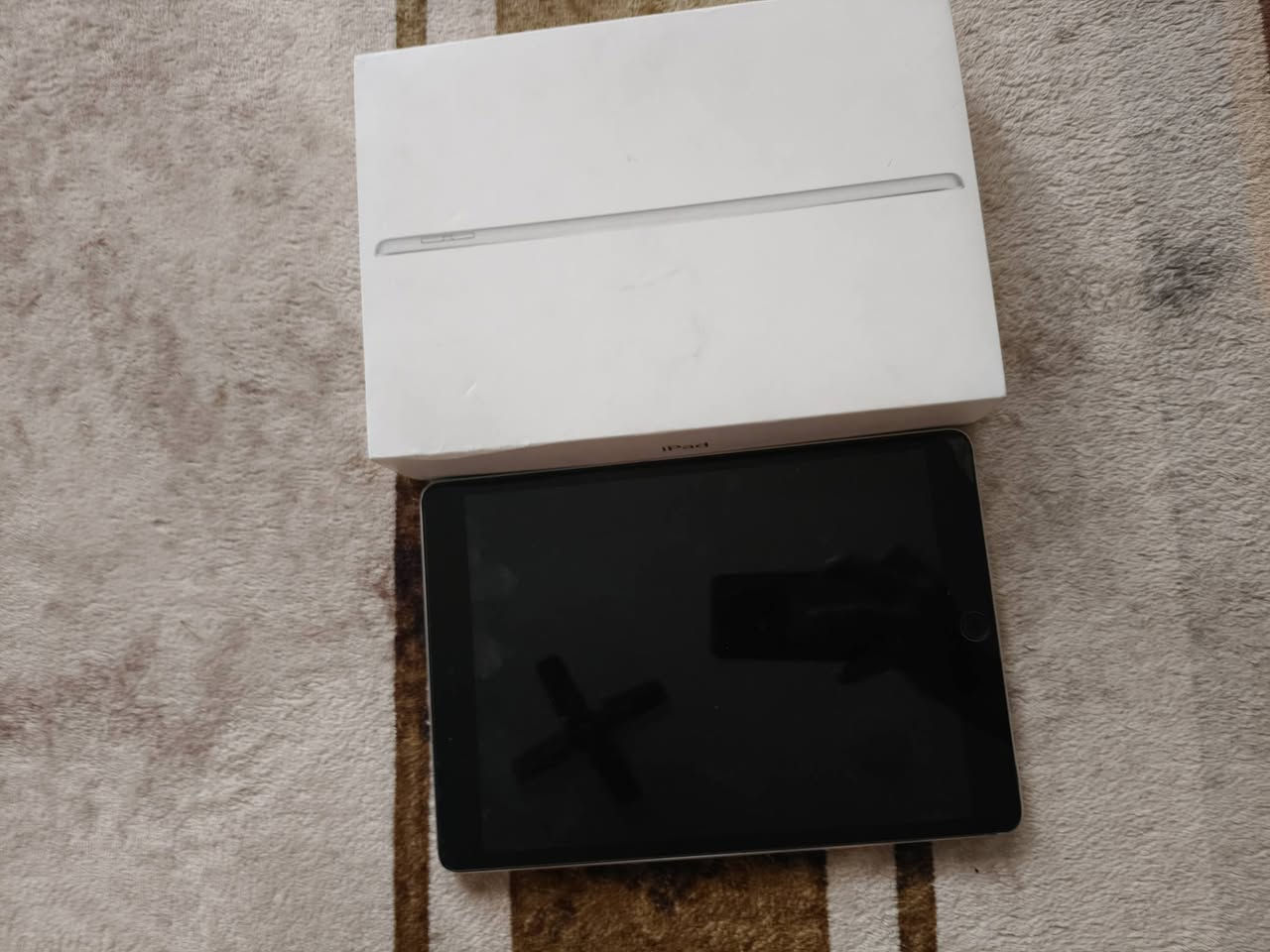 سلام عليكم 
ايباد 9 للبيع بي فقط شاشه بيه خط شغال كلشي ما بي ذاكره 64 
............. السعر 75........ 
***********
