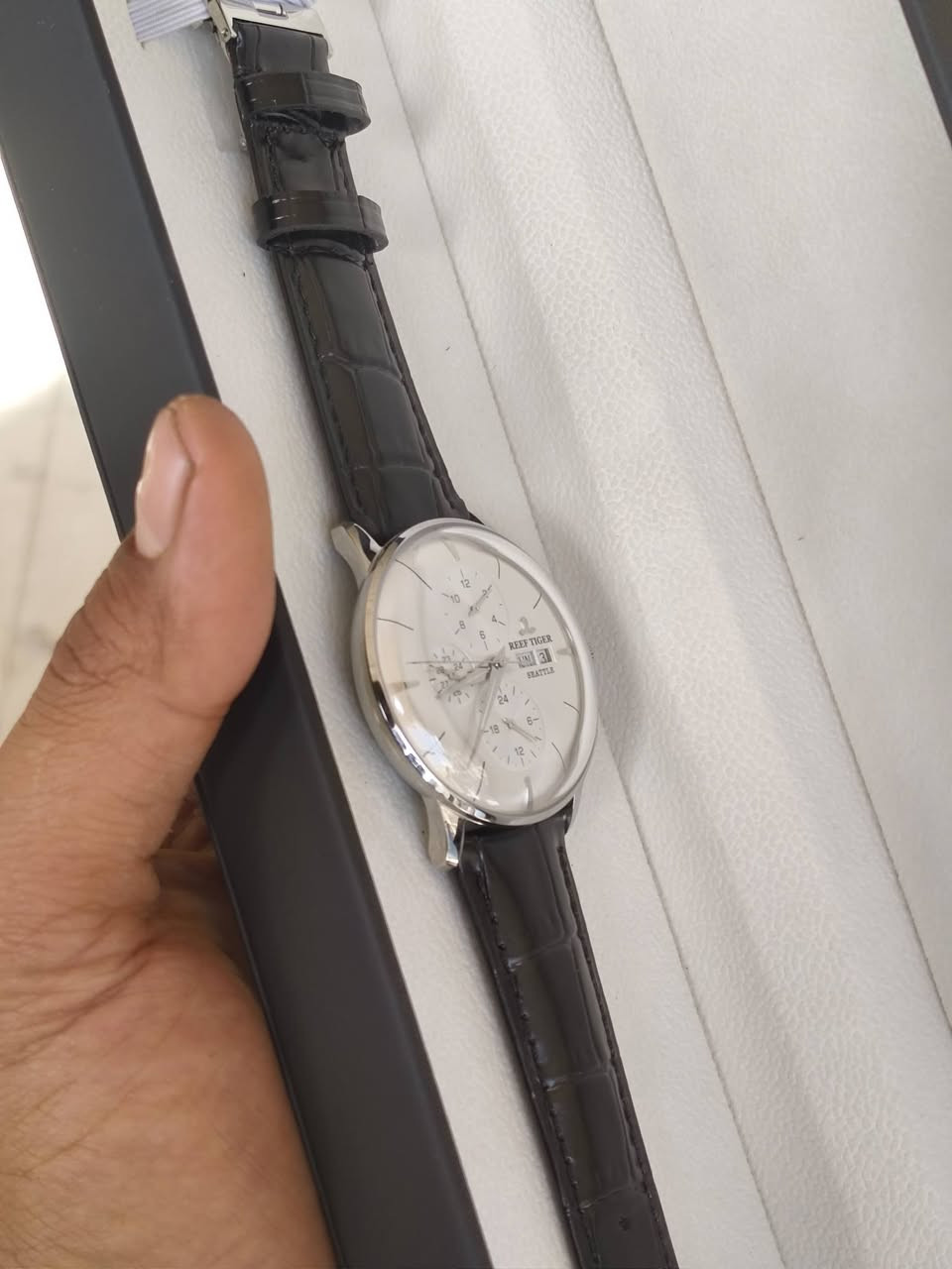 ساعه من ماركة ريف تايجر
اوتماتيك ضهر كشف سناتر شغاله مكينه تحفه 

نافذه يومي وسبوعي

كامل مرفقات دبل علبه وكاترون اضافي تجهيز فخم

ساعه عليها ضمان مني الك سنة في حال ساعة بيها اي خلل

اي ستفسار عن ساعة تفضل خاص وتحياتي 🌹


**إذا كنت صاحب هذا الإعلان وتريد حذفه لأي سبب، رجاءا أرسل رسالة إلى الدعم الفني**