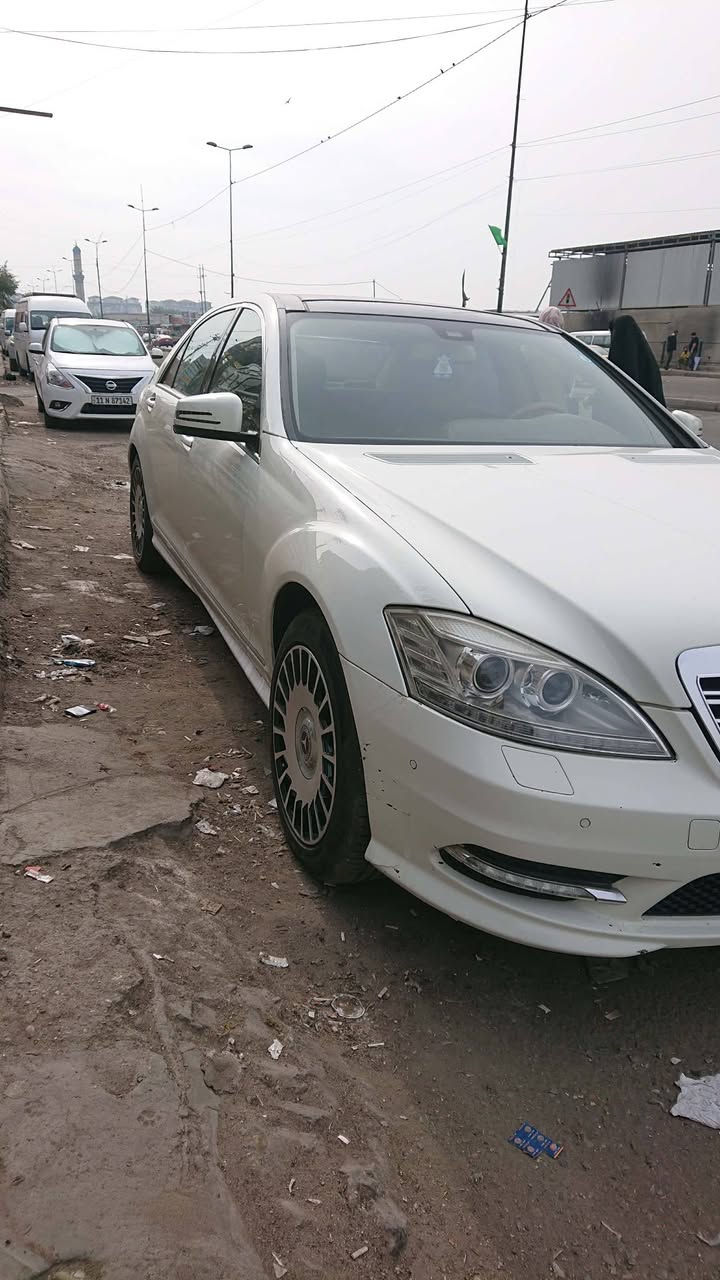 مرسيدسS350 موديل2009محدث 2013 لارج باب طويل محرك 6مرغوب  سقف بانوراما اربع ابواب بصمه 
اربع ابواب شفط
شفتات ستيرن
تبريد قطعتين 
جكات رفع السياره 
جنطه شفط 
مقعد خلفي رئاسي
بردات كهرباء 
تلفون وموس 
سايد بريك بصمه
ستيرن كهرباء متحرك 
وضعيات قيادة خزن ميموري سستم سماعات هارمن كاردون 
سيدي changer
حساسات أمامية وخلفية 
مثبت محدد سرعه اناره الداخل والدشبول 
ويل حجم 18جديد تخم تاير جديد 
وبعد بيها مواصفات 
(السياره بيها 4قطع جاملغان اماميه +بنيد وكلير شويه بتكمه اليمنه مكان السياره بغداد البياع حي الإعلام السعر 190 وبيها مجال بسيط ***********
(ورقم مميز )
