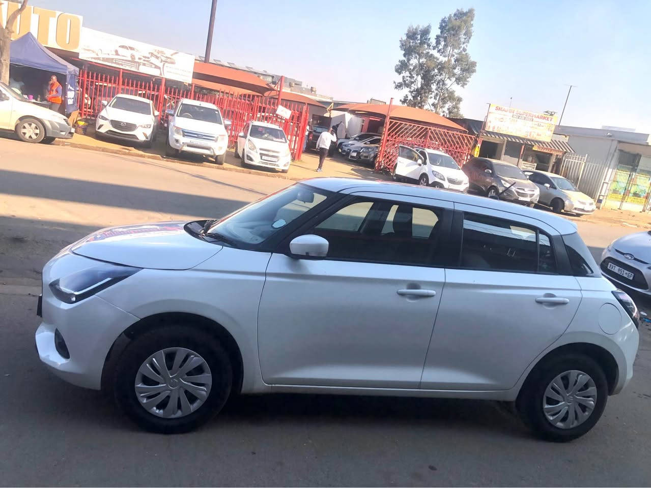 Suzuki Swift 1.2
Color White
Model 2025
Mileage 42,000Km
Paperwork updated
Start and Drive
Engine and gearbox warranty
Price R145,999
Manual 
Petrol
Service book
Service history
Reverse sensor
Clothes interiors
Fully Air-conditioned
Contact Mr James 063/4123/707 Johannesburg, South Africa


**إذا كنت صاحب هذا الإعلان وتريد حذفه لأي سبب، رجاءا أرسل رسالة إلى الدعم الفني**
