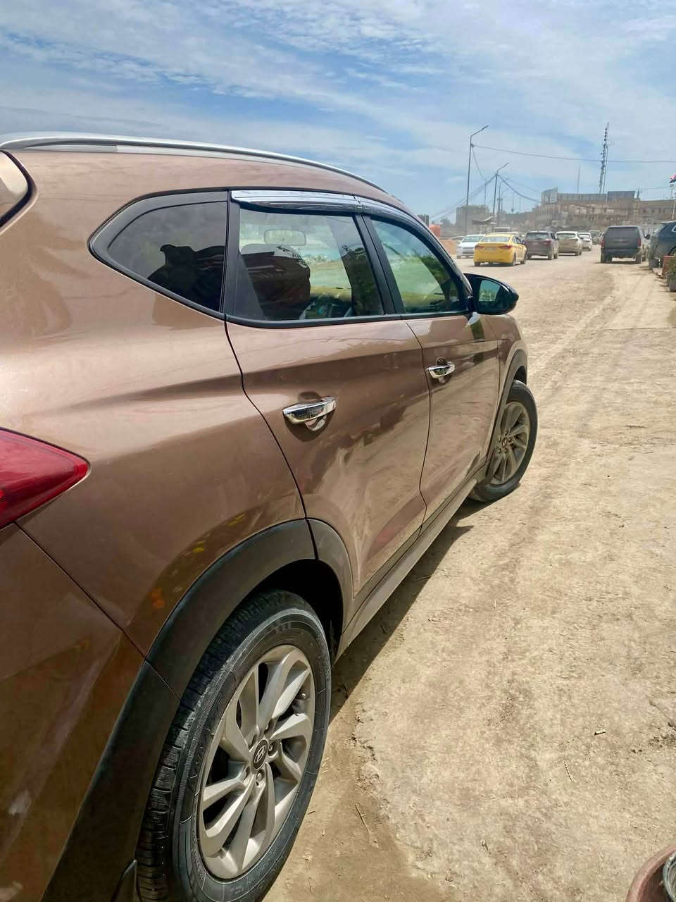 توكسان موديل 2017 
وارد أمريكي حادثه بدايت البنيد فقط  والبنيد مصبوغ 
مكينه 2000  مكينه وكير مكفول  
رقم بغداد باسمي شخصيا 
السياره جاهزه للاخير اي نقص مابيه  
مواصفات كراسي كهرباء ويل  كروم شاشه كامره. تحكمات 3 وضعيات قياده   وبيه هواي مواصفات 
حداديه تخم تاير تبريد كله  جديد 
مكان السياره حله حي الصحه 
السعر 137ورقه وبيه مجال 
رقمي *********** حلة, بابل
