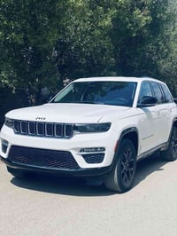 جيب شيروكي وارد امريكي موديل ٢٠٢٣ مواصفات ليميتد بلاس .. صبغ جاملغ وبن...