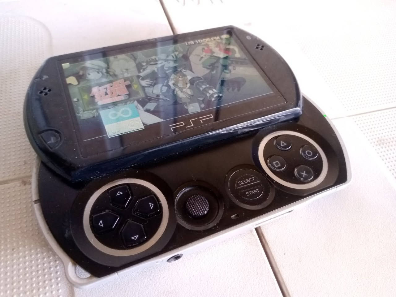 PSP GO .
رام داخلي 16 كيكا + مجموعة اكسسوارات .
للتواصل . *********** .
