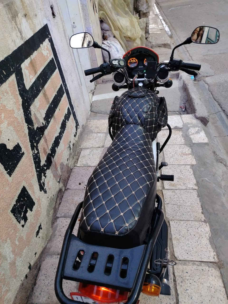 السلام عليكم
دارجه للبيع بوكسر موديل 2023 وبلسنوية طالعه بيه 2024 

دراجه كامله مكمله اي نقص ما بيها كلشي شغال بيها

من لايتات من اشاير من سماعات امبيثري وكلشي شغال بيها اي نقص ما بيها 

مرقمه رقمه انكليزي 

مماشيه اهويه بعده جديده الدراجه  

الاستفسار على الرقم 

***********
