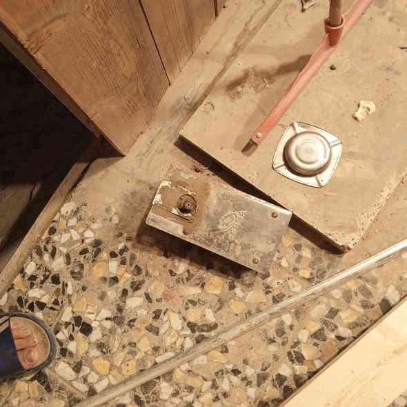 جام خانات البيع اثنين
وحده بيها قطعه نقص
سعر مناسب
***********
