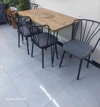 للبيع ميز طعام مع اربع كراسي السعر 75000  العنوان بغداد حي الضباط مقاب...