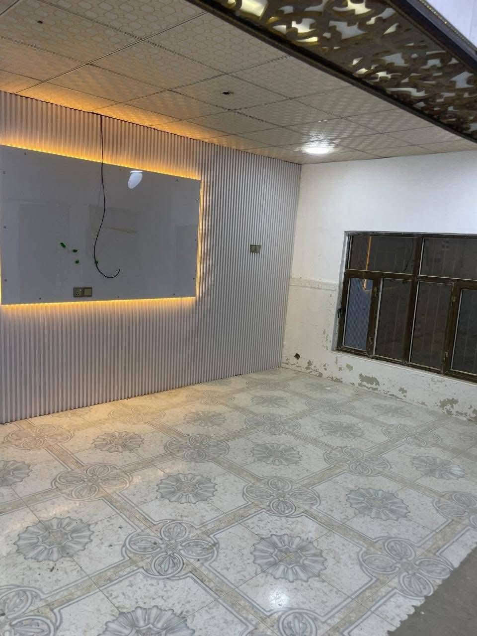 للإيجار بيت المساحة 210 بيت طابقين يحتوي على 5 غرف منام مع صاله وديوانيه ومطبخ ويحتوي على 3 صحيات وحديقه وكراج
للاستفسار الاتصال على *********** 
المكان البصره الجمعيات حي الخليج 4 قرب شارع بغداد 
ملاحظة:سعر الايجار مليون وميه
