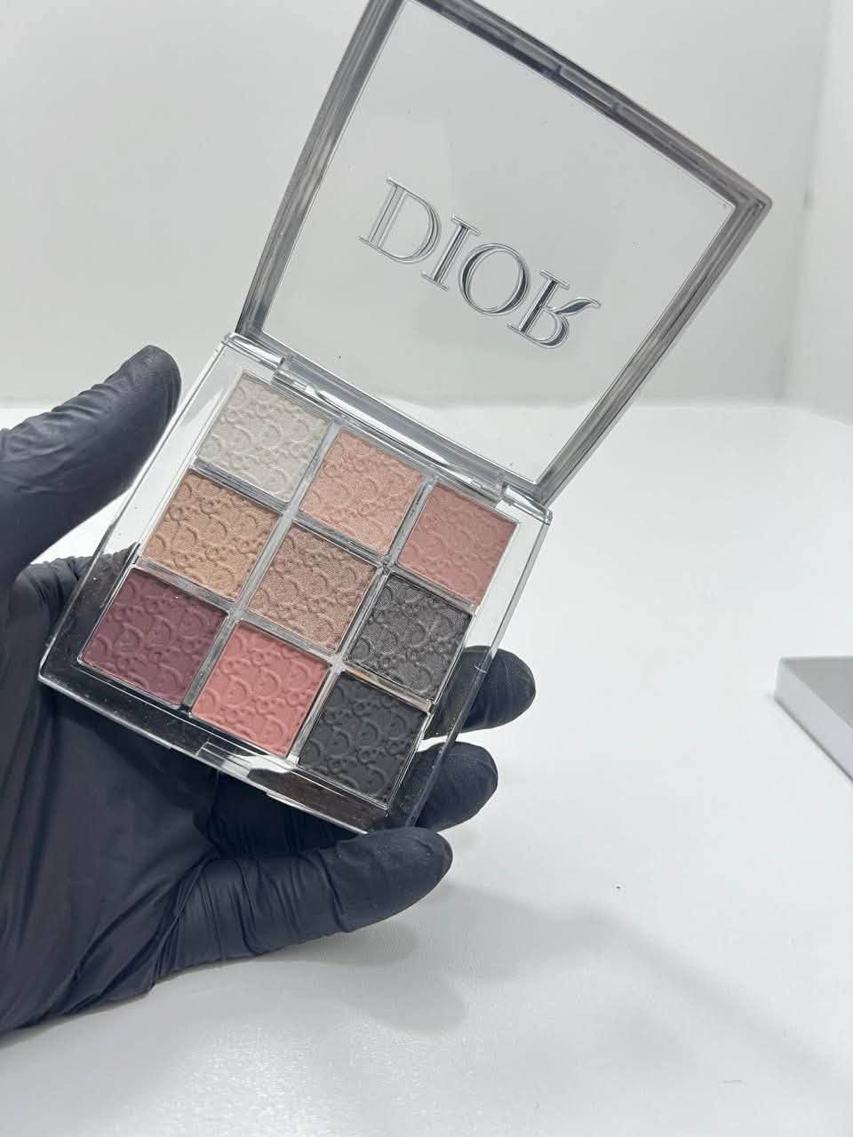 💎 باليت ديور – Dior Backstage ✨❤️‍🔥
ماستر كوالتي 💎🩶
تجمع بين الفخامة والرقي بألوانها الساحرة والراقية 🌹✨
لوحة ظلال عيون مصممة على إيد المصمم العالمي بيتر فيليبس – المدير الإبداعي لمكياج Dior.
✨ المميزات:
تحتوي على 9 ظلال عيون ثابتة تدوم طويلاً.
تشكيلة متنوعة: مطفي، لامع، ميتاليك.
متوفرة بتناغمات لونية مختلفة حول لون مركزي.
سهلة الدمج – تنطي إطلالات طبيعية وجريئة حسب ذوقچ.
مناسبة للاستعمال بالفرش أو الأصابع.


**إذا كنت صاحب هذا الإعلان وتريد حذفه لأي سبب، رجاءا أرسل رسالة إلى الدعم الفني**
