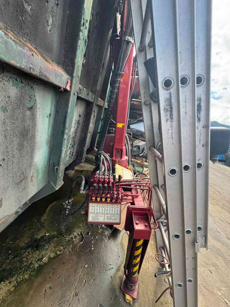 رافعة هيدروليكية للشاحنات HIAB 033T
� للبيع رافعة HIAB 033T موديل 2014 — حمولة 2.3 طن — مع ريموت تحكم لاسلكي — صناعة سويدية / تجميع بولندي
للاستفسار اتصل ***********
مكان بغداد 

المواصفات الفنية

البند المواصفة
الشركة المصنعة HIAB
بلد المنشأ السويد (تجميع بولندا)
الموديل HIAB 033T
سنة الصنع 2014
النوع رافعة هيدروليكية للشاحنات
أقصى حمولة رفع حوالي 2.3 طن
عزم الرفع 3.3 طن-متر
أقصى امتداد للذراع 4.8 متر
الحمولة عند أقصى امتداد حوالي 670 كغم
زاوية الدوران 330 درجة
نظام التشغيل هيدروليكي
الدعامات الجانبية موجودة
ريموت تحكم لاسلكي موجود
الوزن التقريبي للرافعة 295 – 335 كغم

المميزات
• ريموت تحكم لاسلكي لتشغيل الرافعة عن بُعد.
• دعامات تثبيت جانبية لزيادة الأمان أثناء العمل.
• مناسبة لتحميل الحديد والأنابيب والمولدات والمعدات.
• صناعة HIAB المعروفة عالمياً بالقوة والاعتمادية.
• موديل 2014 بحالة جيدة.

قدرات الرفع التقريبية

المسافة من الرافعة الحمولة
1.5 متر 2310 كغم
2.5 متر 1330 كغم
3.7 متر 880 كغم
4.8 متر 670 كغم

الحالة:
رافعة مستعملة مع ريموت تحكم لاسلكي، تباع كما هي، والمعاينة على الطبيعة.
