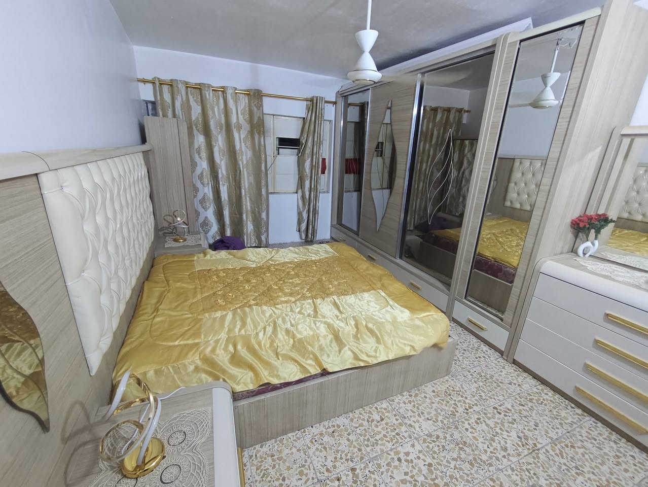 غرفة ضخمة وجبيرة وثكيلة للبيع لان مكاني ميكفي ولونها يخبل لدات كاملة حت بلكنتور
للبيع او مراوس ع خاص او واتس اب او اتصال ***********
