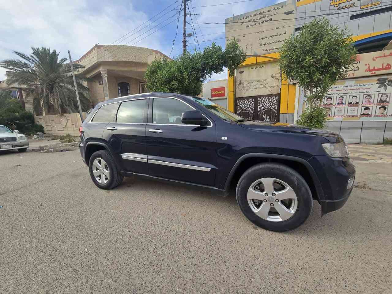 السلام عليكم 

 جيب كراند شيروكي خليجي لون نيلي مميز موديل 2013 فول موصفات 
 سونار مرفق بالصور  ماشية 100ميل 
مكينة كير شرط 
حدادية امامية خلفية 
سنوية جديدة هزه جديدة بسمي تحويل اي مكان 

الموصفات

فتحة سقف
كشنات جلد فول كهرباء ومساج
شاشه كبيره نضام ملاحه و GPS وبلوتوث و اوكس 
تحكم ستيرن 
بصمه أبواب + صندوق
زراكات لايت
حساسات 
كامره خلفيه
ثلاجه بالجكمجه
انضمه قياده (ثلج وطرق وعره وجبال ونضام سبورت وايكو و اوتو)

   السعر 165

المكان ذي قار مكلف بالنشر 
رقم صاحب السيارة ***********
