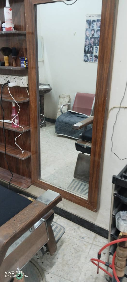 كراسي عدد ٢ ومرايات عدد ٢ وفاترينه وسطيه ٢٠٠ قفل🔒مكاني الحله حي نادر الشارع الخدمي
موجود واتساب ***********
