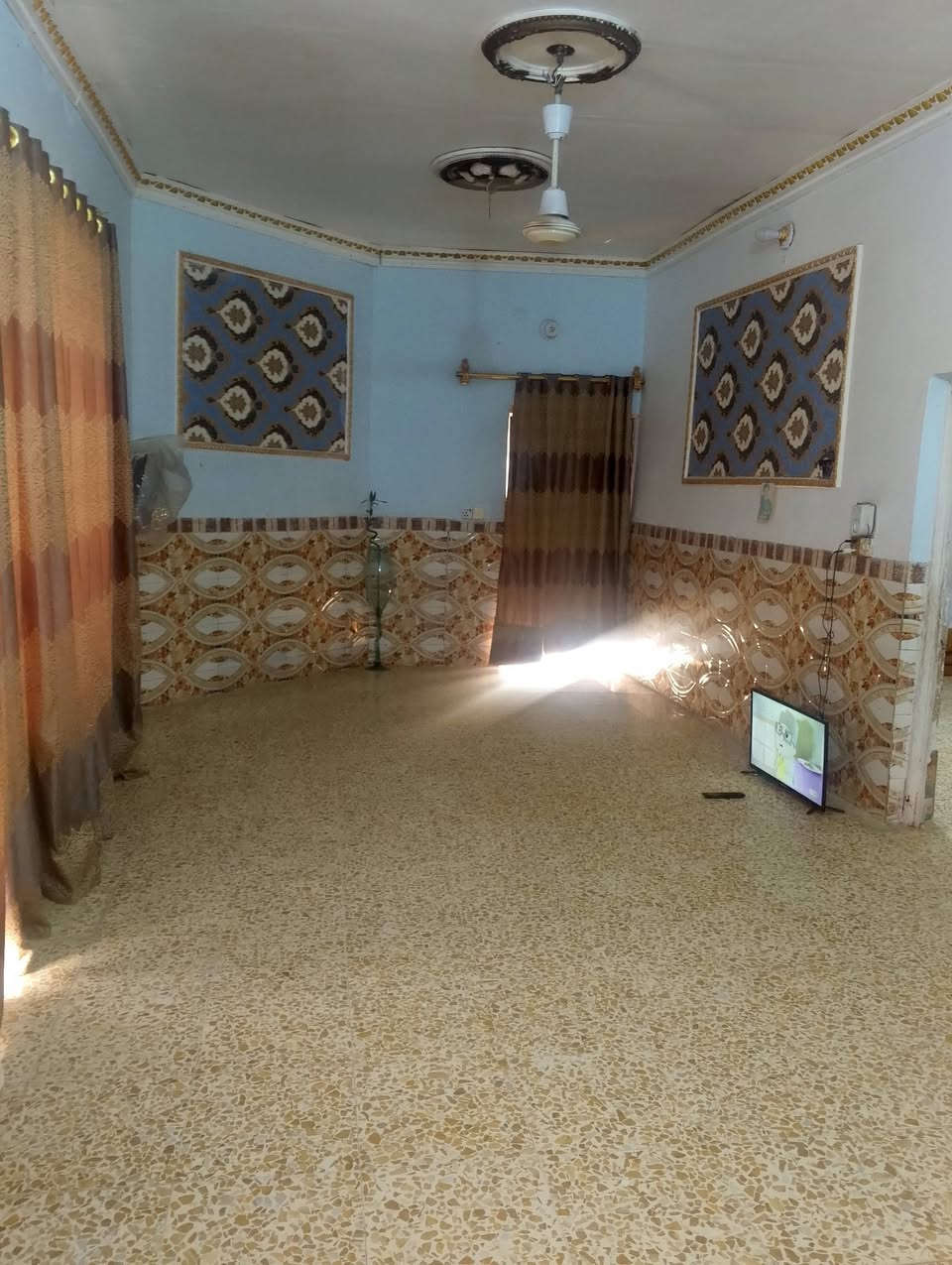السلام عليكم
بيت للبيع بحي الجاسمية يم البزل قرب مولده صلاح
مكون من غرفتين2 وصاله واستقبال ومطبخ وصحيات خارجية
البناء بلوك بس الصحيات والحايط المامي طابوك
زراعي
مساحتة 150 السعر 35 وبي مجال
الرقم ***********
وبي واتساب ومتواجد بل فيس
