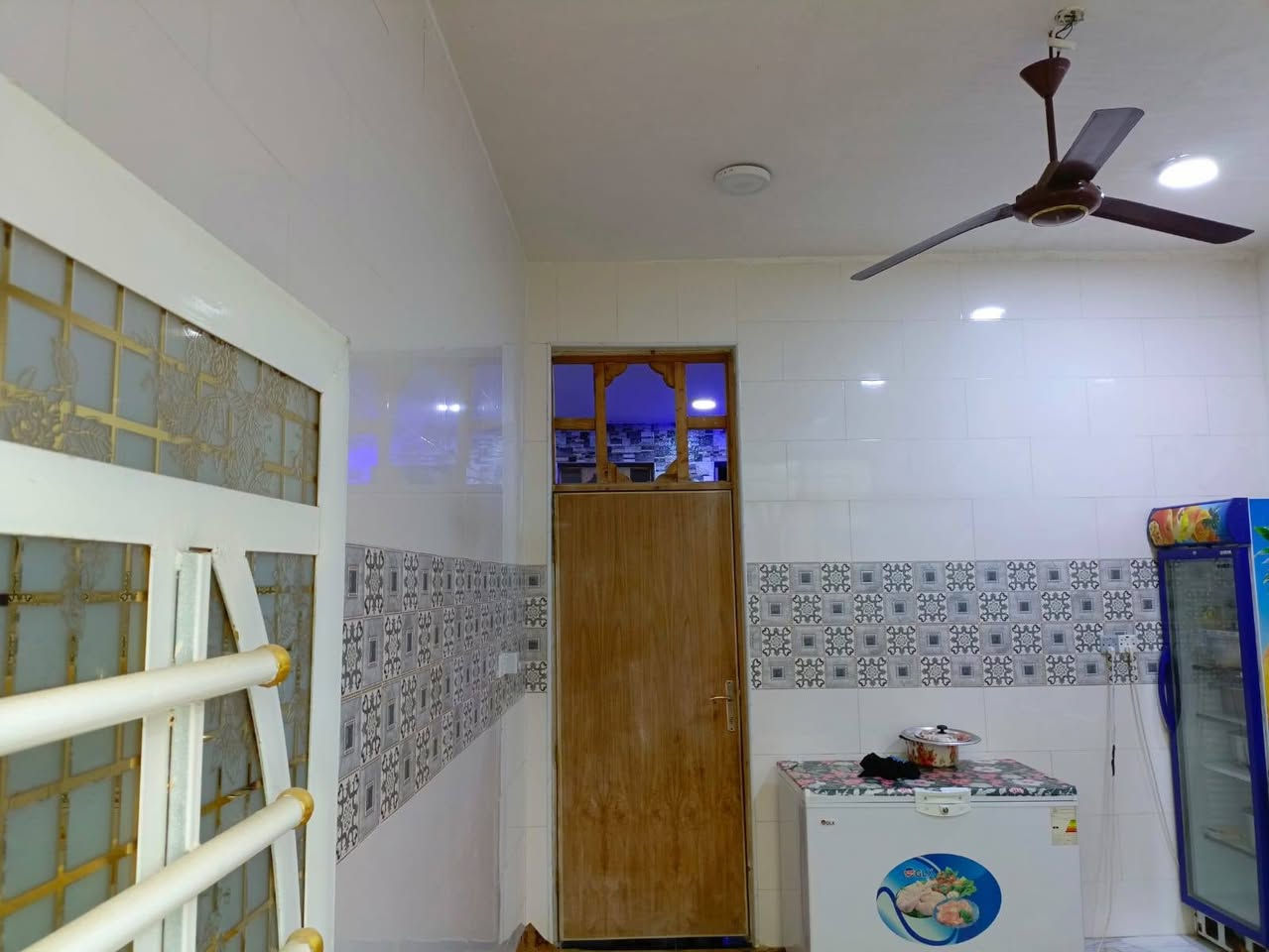 السلام عليكم دار للبيع المساحه 220 بيت متكامل يحتوي على غرفتين نوم مطبخ استقبال زاد صحيه داخليه صحيات خارجيه وحديقه صغيره العنوان بابل شارع 80 الساده البو خطه الاستفسار اكثر على هذا الرقم ***********
