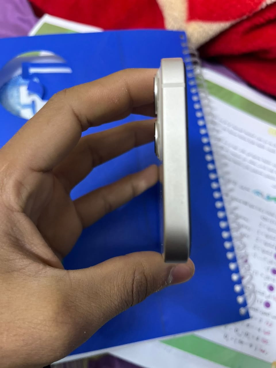 آيفون 13للبيع الجهاز مكفول كفاله عامه نضافته100 بطاريته 90 ذاكرته128 دبال شريحه مكاني بصره قبله  الجهاز للبيع السعر450 نموذج m
