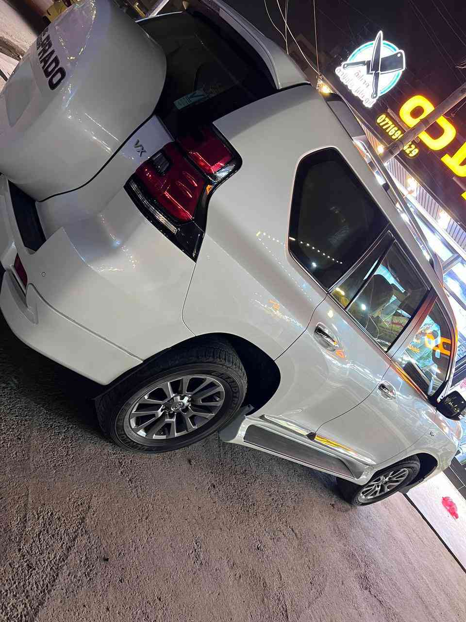 ⭕️ايام اعياد والناس تريد تكشخ
السلام عليكم اخواني المحترمين 

لاندكروز برادو 2019 

Vx 

مواصفاتها معروفة مايحتاجون الاعزاء اشرحها الهم 

ماشية 85 km 

تايرات جديدة مبدلهن 

ادامة كاملة حقيقة من البجم للبجم 

( السيارة اثر توقف مفاجئ ل احد الابطال سائقين التريلات طخ البنيد والدعامية سطحياً وموجودة الصور لليحب يطلع عليهن ) 

السعر  38 وبيها مجال 

مع التقدير والاحترام للجميع
***********
