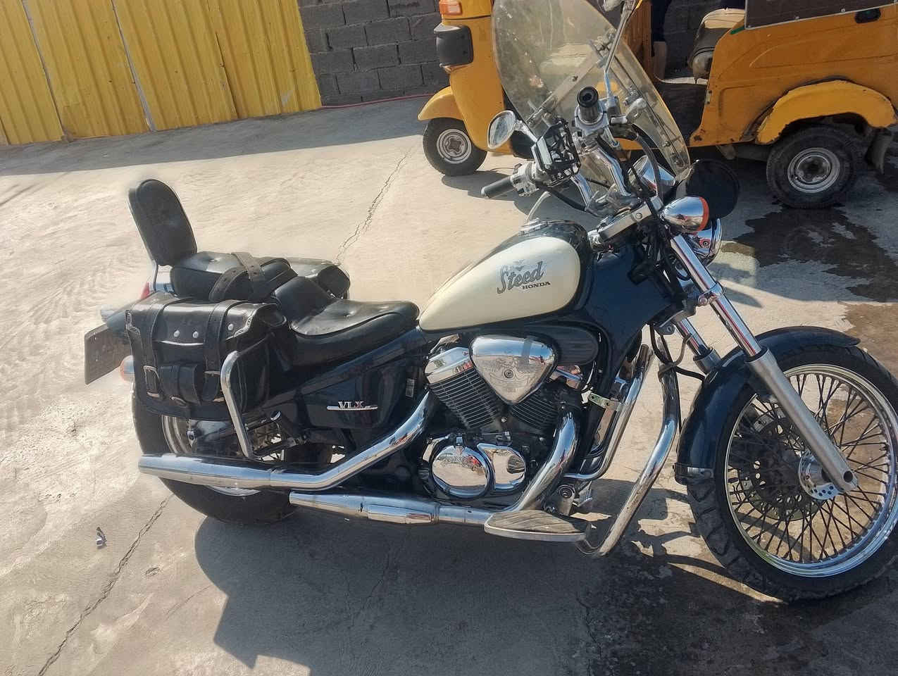 السلام عليكم اخوتي
هوندا ستد 600ccللبيع دراجة كلها بلاديه مكفوله كفاله عامه 

الدراجه مليانه تزويد كلشي شغال عل الوضع البلادي

جنط خلفيه

جنط اماميه

درع امامي 

درع خلفي

درع راديتر

غطوه تانكي

تجوه خلفيه

جامه ستيرن

مري نيكل

قفل خوذه

استرايح

زوج تايرات جدد برجرستون

و اكو اضافات و الدراجه الخوذه و قبق مال شوته ثاني و استرايح

ملاحضه/الدراجه بيها خربطه بسيطه لو مال كابريتر لو بلكات

ارجع و اكول المكينه مكفوله و الكهربائيات كله عل البلاد 

و اكو ملاحضات بسيطه نتفاهم عليه
العنوان /بغداد حي اور 
الرقم /***********
السعر خاص
