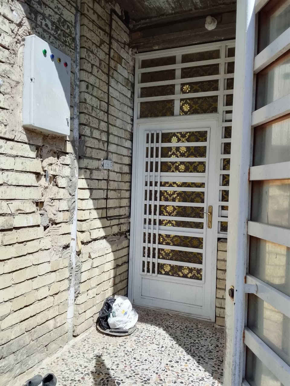 السلام عليكم بيت للبيع مساحه120متر طابق واحد بيت جديد وجاهز للسكن يحتوي على استقبال وصاله مدخل للاستقبال ومدخل على مطبخ حولي كبير ترك عدد٢ غرفه نوم وحده يحتوي على سخان وماطور وثريات وتانكيات عدد٢ بيت جاهز وفارغ العنوان الغرير نزله العياده الشعبيه فرع ابوخميس الفرع عريض كامل خدمات من مجاري ومي وكهرباء ومقرنص سند٢٥ سعر ٨٥وبي مجال قليل للاستفسار على رقم ***********
