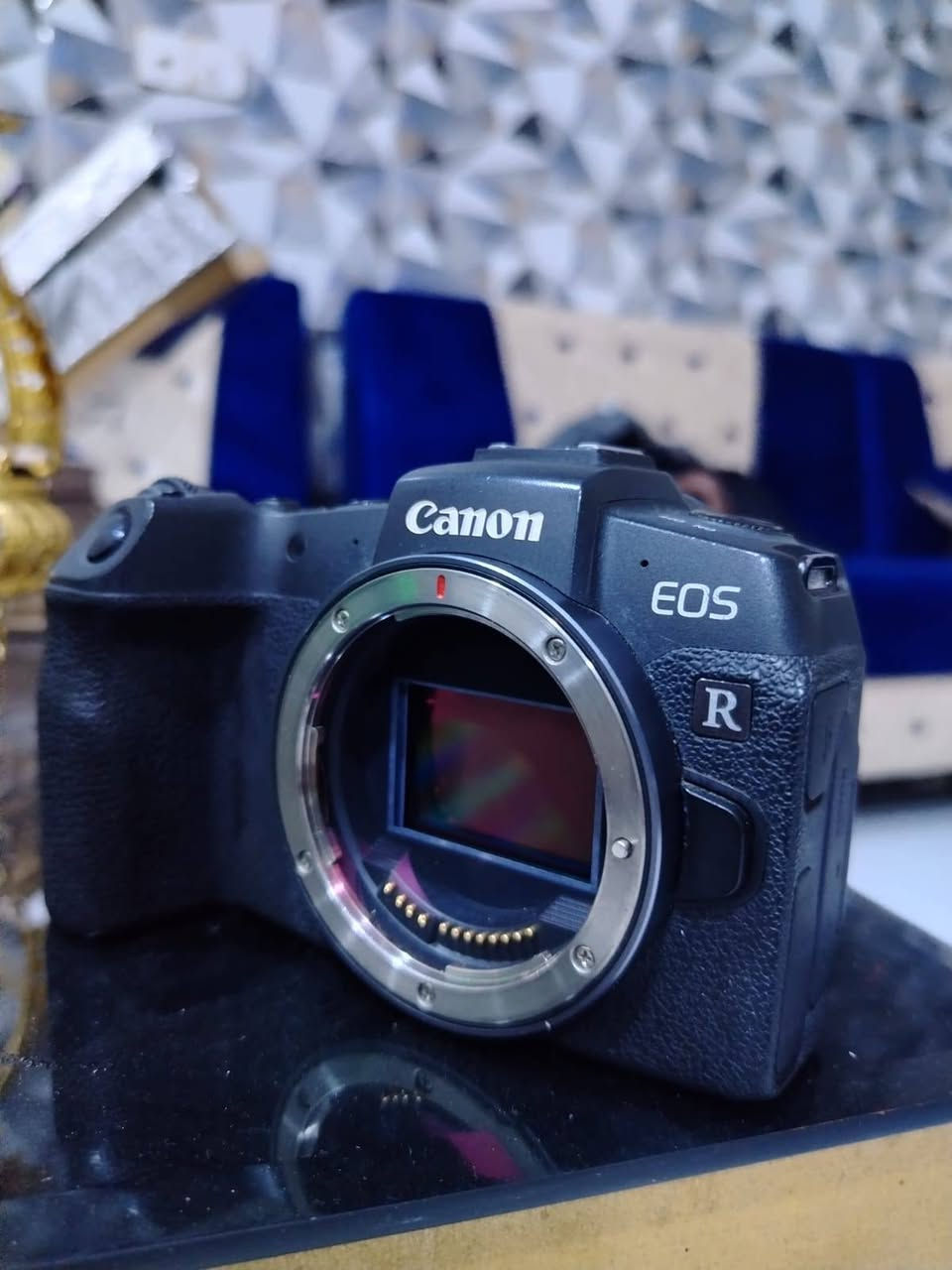 السلام عليكم  كامره للبيع  Canon EOS RP،
المستشعر: فل فريم (Full Frame) CMOS بدقة 26.2 ميجابكسل.
المعالج: DIGIC 8.
نظام التركيز: Dual Pixel CMOS AF مع آلاف نقاط التركيز.
تصوير متواصل: حتى 5 إطارات/الثانية.
الفيديو: تصوير 4K حتى 24/25fps (مع قص للصورة)، وFull HD حتى 60fps.
الشاشة: لمس متحركة بالكامل (Vari-Angle) قياس 3.0 بوصة.
عدسة المنظار الإلكتروني (EVF): بدقة 2.36 مليون نقطة.
حساسية ISO: من 100 إلى 40,000 (قابلة للتوسعة حتى 102,400).
العدسات: تدعم عدسات RF، ويمكن استخدام عدسات EF وEF-S عبر المحول الرسمي.
الاتصال: Wi-Fi وBluetooth.
الوزن: حوالي 485 غرامًا مع البطارية والذاكرة.
البطارية: LP-E17، وتعطي تقريبًا 250 صورة بالشحنة الواحدة (حسب معيار CIPA).
مميزاتها:
جودة صور ممتازة بفضل مستشعر الفل فريم.
خفيفة وصغيرة وسهلة الحمل.
شاشة متحركة مناسبة للتصوير وصناعة المحتوى.
أداء جيد في الإضاءة المنخفضة.
عيوبها:
تصوير 4K فيه قص (Crop).
لا تحتوي على تثبيت صورة داخل الجسم (IBIS).
البطارية متوسطة مقارنةً بكاميرات أحدث مع كارتونه مالتها و وفلاش TT وعدسه Canon RF 24-105mm F4-7.1 IS STM (وهي من أكثر العدسات استخدامًا مع كاميرا Canon RP)، فهذه مواصفاتها:
النوع: عدسة زوم قياسية (Standard Zoom).
البعد البؤري: 24–105 ملم.
فتحة العدسة: f/4–7.1 (متغيرة حسب الزوم).
تثبيت الصورة: IS مدمج حتى 5 وقفات تقريبًا.
المحرك: STM هادئ وسلس، مناسب للتصوير والفيديو.
أقل مسافة تركيز: 20 سم.
التكبير الأقصى: 0.5× في وضع Center Focus Macro.
قطر الفلتر: 67 ملم.
الوزن: حوالي 395 غرامًا.
التركيب: Canon RF Mount (متوافقة مع كاميرات سلسلة EOS R مثل Canon RP).
مميزاتها:
مدى زوم ممتاز (24–105) يغطي أغلب الاستخدامات.
خفيفة وسهلة الحمل.
تثبيت ممتاز للتصوير اليدوي.
مناسبة لتصوير الأشخاص، الطبيعة، السفر، والفيديو.
عيوبها:
فتحة العدسة ليست واسعة، لذلك أداءها في الإضاءة الضعيفة وعزل الخلفية أقل من عدسات f/2.8 أو f/4 الثابتة كامره جدا نضيفه السعر راسلني وجاوببك خاص بثواني وذا اتصال ***********
