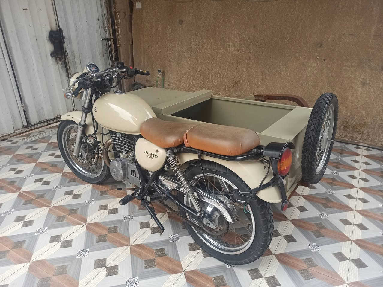 سلام عليكم دراجه سازوكي حاويه وياها دوبه ناقصها كشن.    محرك 250 ما مفتوح جديده ياباني اوراق حاويه سعرها واحد ونص قفل مكاني كربلاء ***********
