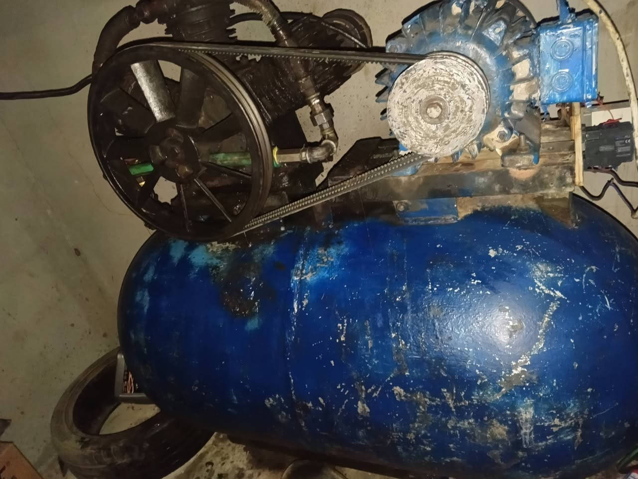 ﴿اللهم صل على محمد وآل محمد ﴾: السلام عليكم كمبريسر صدامي ثقيل الوزن ٣ بستم تتريس سريع حجم البطل (٤٥٠-L) ماطورها ٧.٥ تفصل عند القياس المحدد وبيها نظام حمايه من الكهرباء السعر بـ ٦٥٠ وبيها مجال بسيط 
م :  واسط - الحفريه - شويفي 
***********
