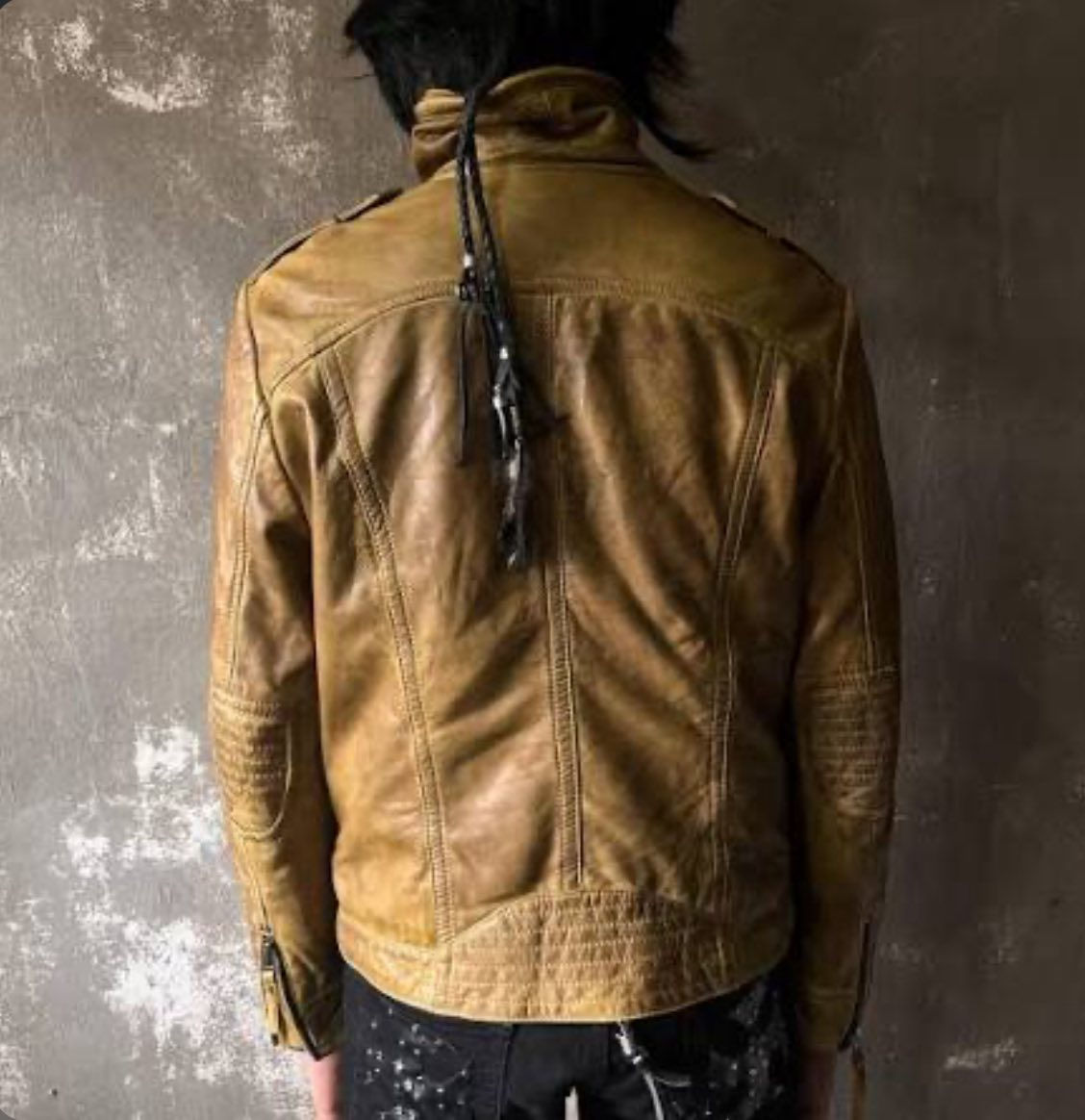 جاكيت  (نساء)(رجال) جلد حقيقي 100/100 قطعه غالية بل موقع جدا
‏OakWood Light brown leather 
‏bomber jacket

‏Condition: 10/10 - الحالة: ممتازة
‏Size: M - القياس
‏Length: 58cm - الطول
‏Width: 48cm - العرض
‏Shoulder Width: 43cm - الكتف
‏Price: الف بلاش 20🥲 - السعر
