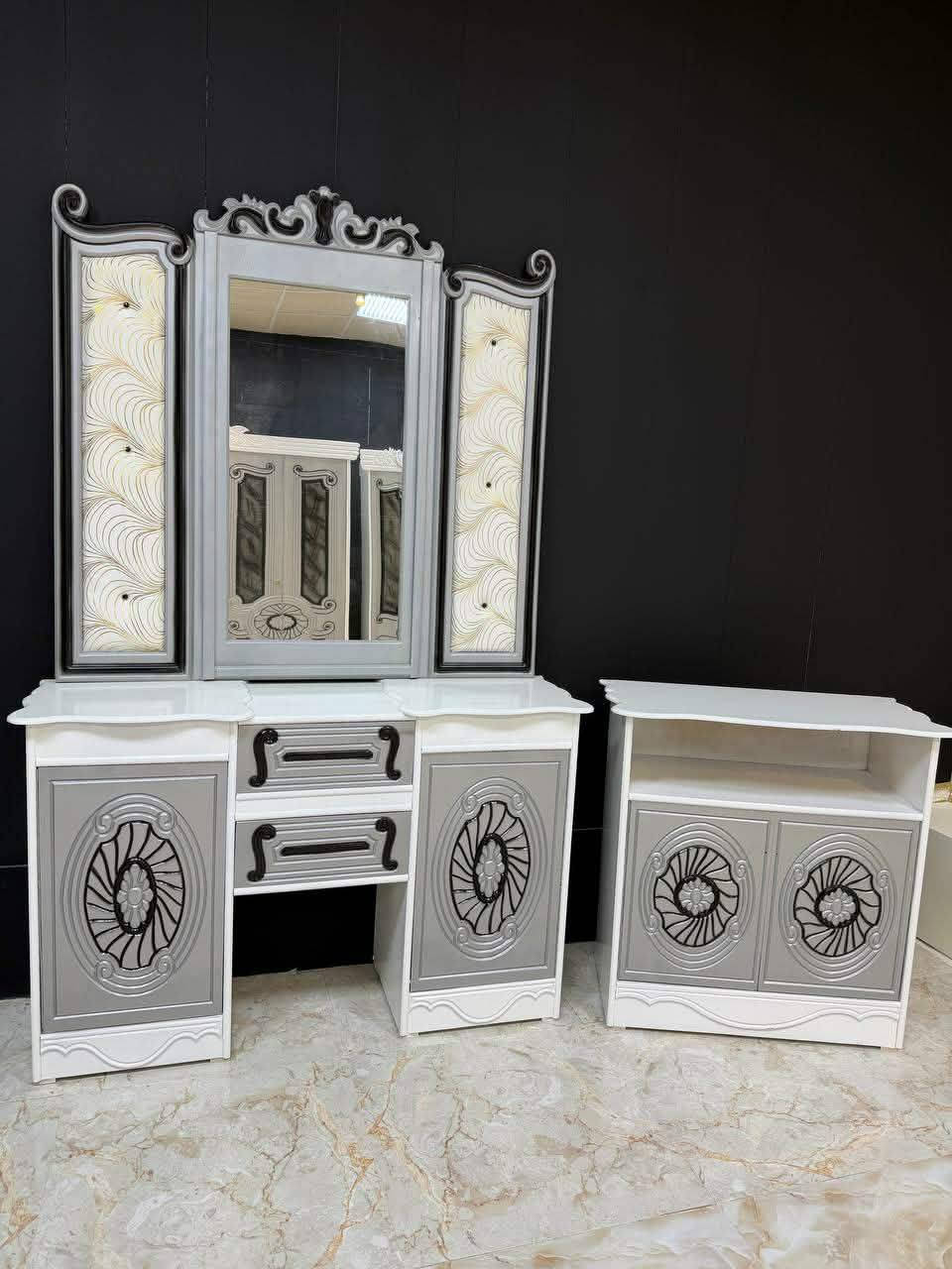 غرفة اخشاب  بسعر مليون  

⚜️تفاصيل الغرفة ....⚜️

صاج خارج ٤ملم ام دي اف 🪭
وداخل معاكس ٣ملم 
صبغ مرمري درجة اولى 

عدد القطع  ٧ قطع 
1 //جرباية  قياس  ١٦٠ × ٢٠٠ 
//ميز جانبي ايسر قياس ٥٠
2// وميز  جانبي  قياس ٥٠
3// زاوية ارتفاع مترين عرض ٨٠
4// وميز بلازمه  
5//وميز مراية ارتفاع مترين عرض ١٢٠
6// وكنتور ٦ باب  ارتفاع مترين و١٥ طول ٣ متر و١٥

القطعه الثامنة حسب الطلب شازلون
سعرها ٥٠ الف ❤️
طابوريه ١٥ ❤️

(توصيل مجاني مركز بغداد )
التوصيل يشمل الشد مجاني 🔥
(اطراف ٥٠)
باقي المحافضات حسب البعد


**إذا كنت صاحب هذا الإعلان وتريد حذفه لأي سبب، رجاءا أرسل رسالة إلى الدعم الفني**