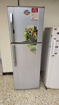 ثلاجتين للبيع بسعر مناسب شغالات نظيفات 07813526234