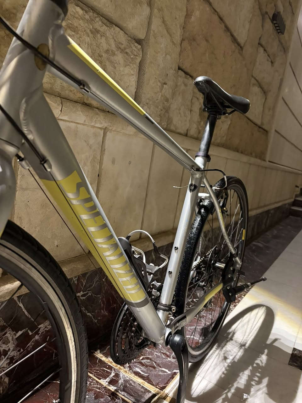 السلام عليكم
للبيع سبشلزد SPECIALIZED🌟

المعدن المنيوم 
سستم شيمانو التوس 
8x3 
حجم الفريم M 
حجم التاير 28 
الدراجه كامله مكمله اي نقص ما بيها 

السعر 245 الف 🌟
مكاني بغداد زيونة 710📍
للتواصل/***********☎️
يتوفر توصيل جميع انحاء العراق🚚
