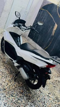اخوان دراجة pcx جيل ثاني ياباني jf الدراجه جديده ماخذها من وليد اليابا...