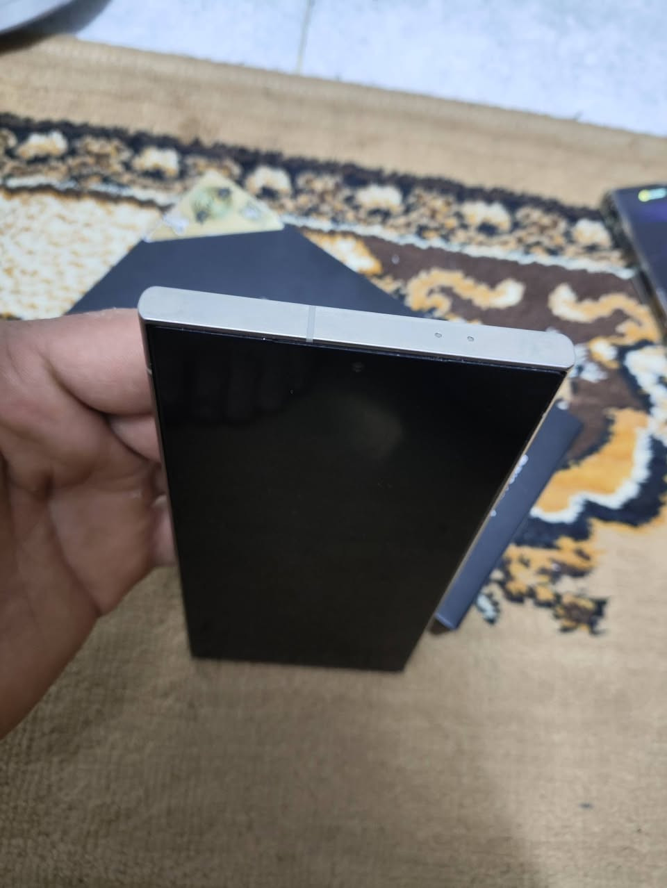 السلام عليكم
S 24 الترا 
ذاكره 512 
بي نقطه سوده بطرف الشاشه ما مأثره على اللمس ابد 
سعره 850 وبي مجال بسيط عنواني بغداد مدينة الصدر 
هاتف ***********
