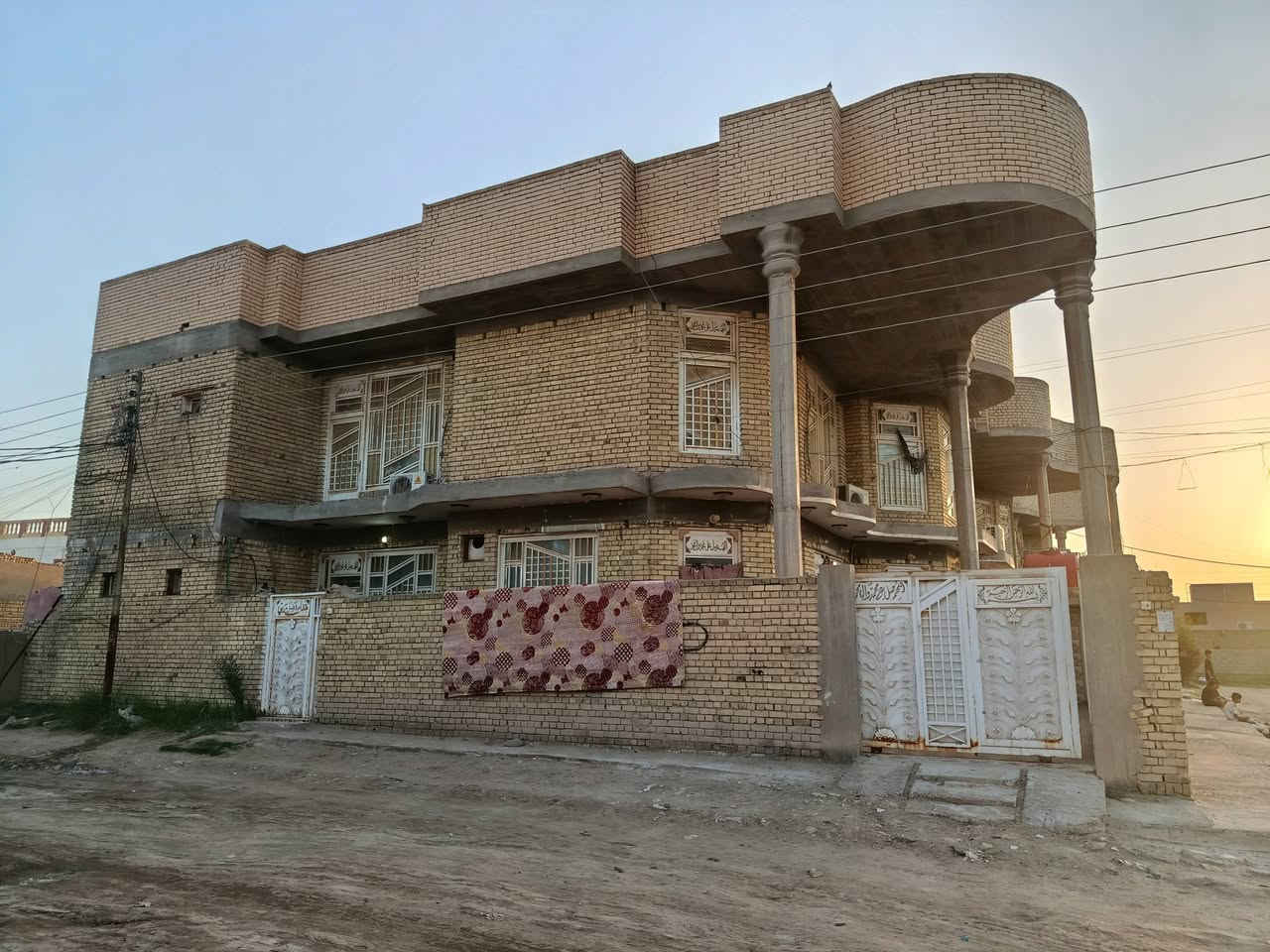 بيت للبيع مساحه 300متر طابو بسمي
البيت ركن على شارعين الشارع الرئيسي 15متر
الشارع الفرعي 15متر
العنوان الشطره حي الزهراء،،،،، بداية حي الزهراء 
غرب الجسر شارع الشهداء 
     تفاصيل البيت الاتصال عالرقم   ***********
