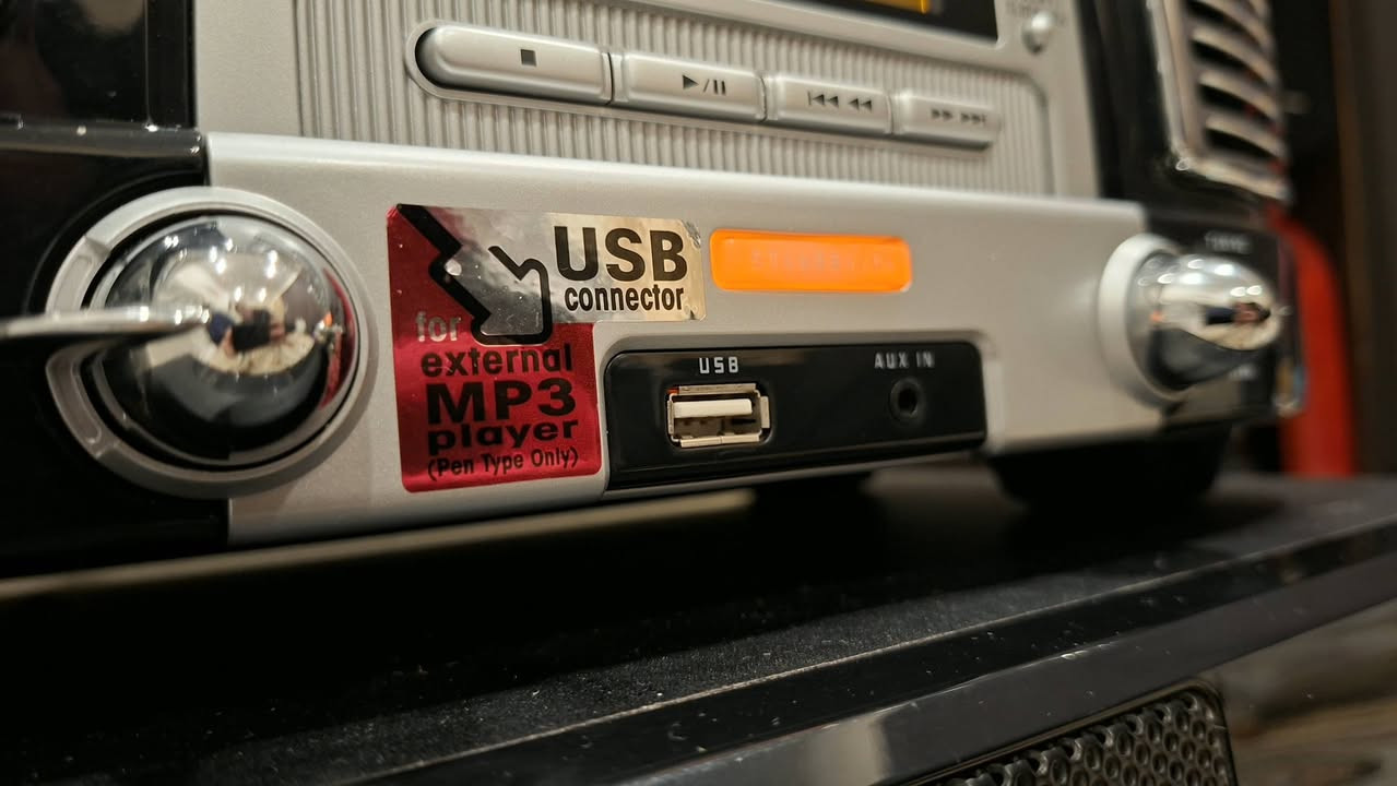 طراز TEAC SL-D930. 
نظام مكبر صوت 2.1 قناة مع مضخم صوت سفلي مدمج يوفر صوتًا عالي الدقة. الوزن 5.4 كغم
يتميز بتصميم كلاسيكي مستوحى من سيارات الخمسينيات. 
يتضمن مشغل أقراص مضغوطة (CD) بتحميل علوي يدعم تنسيقات MP3/WMA. 
مزود براديو AM/FM رقمي مع إمكانية تخزين المحطات مسبقًا. 
يتوفر ومقبس AUX-in مقاس 3.5 ملم لتوصيل مصادر صوت سلكية. 
سعر ١٣٥ الف للاتصال *********** كركوك يوجد توصيل كافة محافظات
