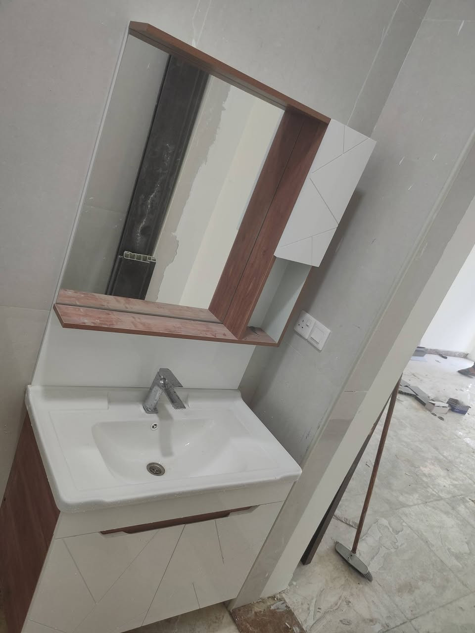 السلام عليكم ورحمه الله
هذا البيت متكون من 4 حمامات وصار العمل نضام البوستر كل حمام متكون من غربي تعليك+مغسله تعليك+دوش دفن 
ملاحظه: تشغيل الماء اثناء التصوير لم اقم بتشغيل البوستر كان اعتمادي على قوة النوازل فقط ان شاء الله ينال اعجابكم 
والتوفيق للجميع اخوكم ليث للتواصل ***********
0773975180
