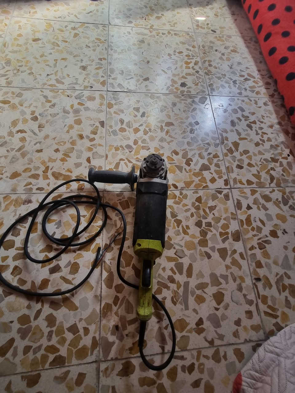 السلام عليكم كوسره حجم ١٥٠ نوع Worx نظافه ٨٠% سعرها ٤٥ وبيها مجال ***********
