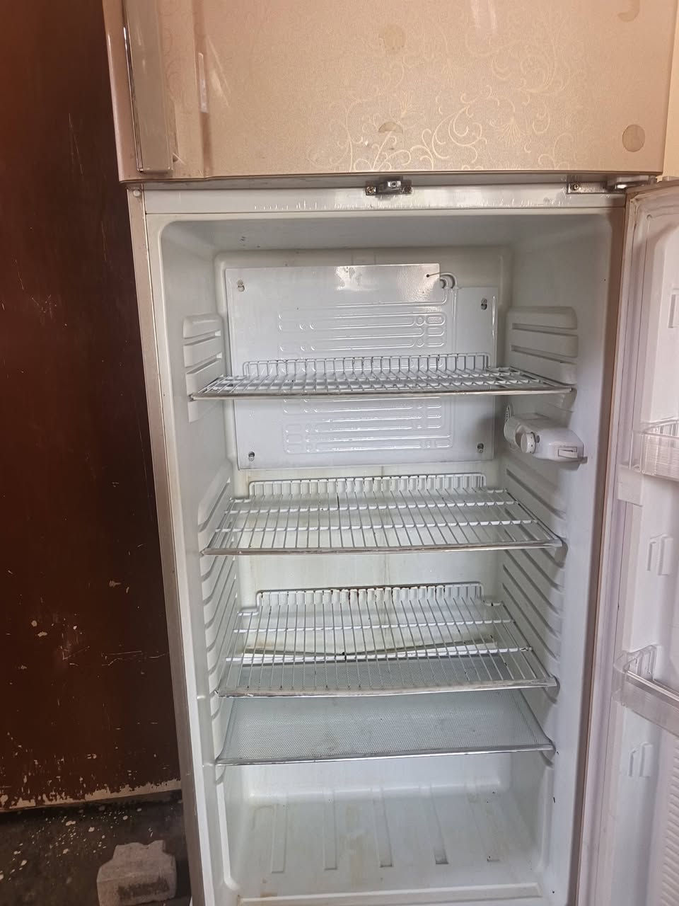 ثلاجه للبيع بشرط بسعر مناسب
‏‪***********‬‏
