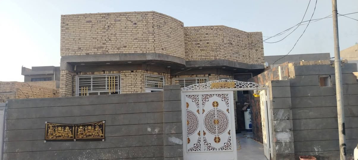 سلام عليكم بيت لبيع في حي الامينالاولملعبشهيدجمال المساحه 200 متر يبعد عن شارع العام 150متر  اساس رفت طابقين كافت خدمات   ما متواجت عل فيس *********** ملاحظى بدون وعود كذبه
