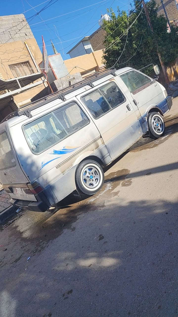 السلام عليكم كيه بسته للبيع موديل ١٩٩٣ السنويه بشهر الثالث تصقط مكينه توني مجفتها الكير فقط الثاني يفلت على الأكثر من القمجي تخم تاير صارلي شهرين من شاده بم ونوزلات جديده كهربائيات كلها شغاله كيج الكاز والحماوه شغالات ويلاه مجليات بالجديد كشنات مال بريجو يحتاج فقط ارضيه ادوشمها صدر امامي وخلفي جديد شادهن قبل شهرين بور ومشط جديدات  شواصي بلاديه سياره كامله وماعاوزها شي كبل للشارع مكاني بغداد الحسينيه مال الراشديه ***********
