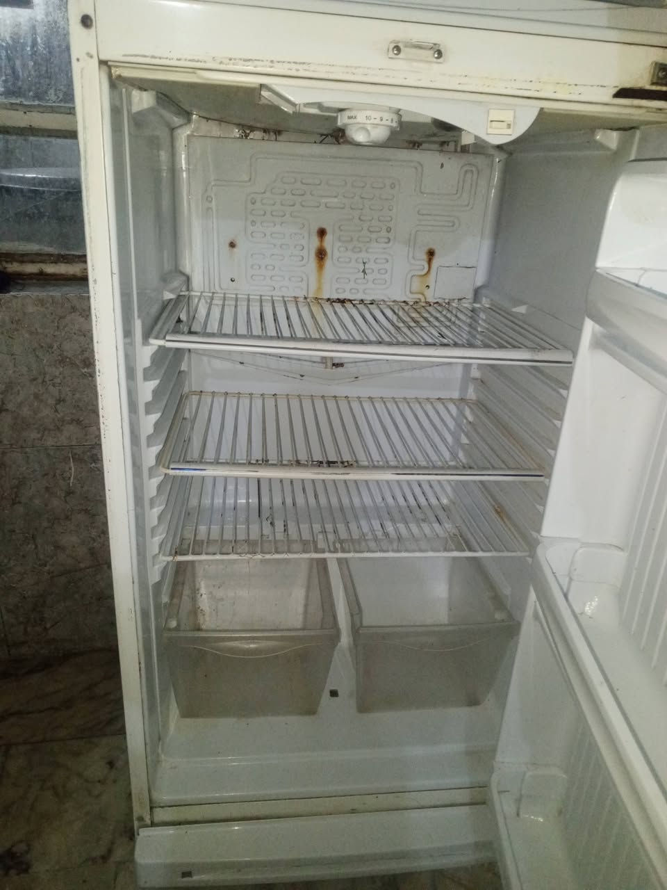 سلام عليكم شباب ثلاجة نضيفة تجميد ثلج لوك الله شاهد محتاجين السعر 175 احنا بل خدمة الرقم*********** واتساب وهاتف
