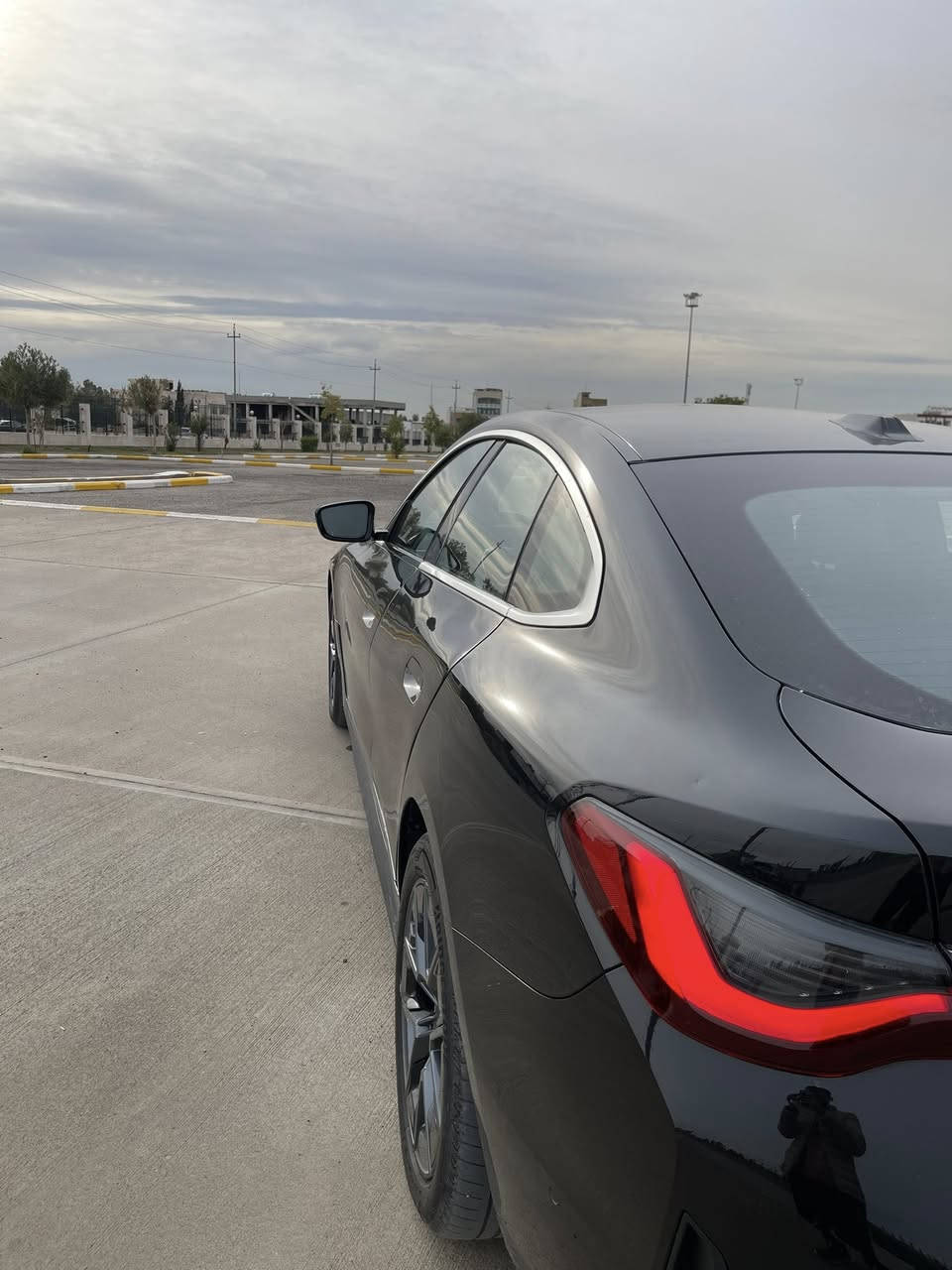 للبيع

BMW i4 eDrive35 

موديل 2024 

السيارة كهرباء بلكامل 

ماشية - 15665الف

.

‏‎بطارية ليثيوم ايون بسعة البطارية 84 (KWH) تقطع في الشحنة الواحدة ما يقارب الـ 500 كيلومتر

‏‎مدخلين شحن AC / Dc

‏‎الاضافات:

‏‎• فتحة سقف

‏‎• هاند بريك كهرباء مع نظام اوتوهولد

‏‎• عدة انظمة قيادة: Comfort / Sport / Eco Pro 

‏‎• هاند بريك كهرباء HOLD AUTO

‏‎• مقاعد جلدية فاخرة: كهربائية مع ذاكرة تخزين وضعية الجلوس

‏‎• تزيينات كاربون فايبر داخلية

‏‎• شاشة ثنائية منحنية مقاس 14.9 بوصة لنظام المعلومات والترفيه و 12.3 بوصة لشاشة السائق

‏‎• الشاشة تدعم التحكم بالأوامر الصوتية واللمس وإيماءات اليد Gesture Control وتدعم آبل كاربلاي وأندرويد أوتو

‏‎• ماوس للتحكم بالشاشة

‏‎• نظام ملاحة Navigation

‏‎• شاحن لاسلكي للهواتف المحمولة Wireless Charger

‏‎• بلوتوث / نقطة اتصال وايرلس WiFi Hotspot

‏‎• مخارج USB / AUX

‏‎• نظام الرؤية المحيطة 360 درجة بخاصية الـ 3D 

‏‎• تشغيل بدون مفتاح Keyless go

‏‎• نظام الدخول من غير مفتاح Keyless entry

‏‎• حساسات امامية وخلفية

‏‎• نظام تحذير من مغادرة المسار Lane Departure Warning

‏‎• نظام تحذير تغيير المسار Lane Change Warning

‏‎• مساعد الانتباه Attention Assistant

‏‎• مساعد اليقظة Attentiveness assistant

‏‎• نظام تحذير السرعة Speed Warning

‏‎• نظام تدخل التوجيه الذي يساعد في تعديل اتجاه السيارة تلقائيًا للحفاظ على المسار Steering Intervention

‏‎• نظام التحذير من الاصطدام الأمامي والخلفي Forward & Rear Collision Warning

‏‎• مانع انزلاق

‏‎• مثبت سرعة Cruise Control

‏‎• تحكم كامل في المقود مع أوامر صوتية

‏‎• غيارات عالستيرنج Paddle Shifters

‏‎• طارة مدفأة

‏‎• اضاءة ليد داخلية متعددة الألوان Ambient lighting

‏‎• اضاءة ترحيبية

‏‎• أضوية ليزر BMW Laser lights

‏‎• ليد BMW LED headlights

‏‎• مصابيح نهاريةLED ‎

‏‎• مصابيح خلفيةLED ‎

‏‎• جنطات قياس 19 انش

‏‎• مرايا كهرباء

‏‎• مرايا قابلة للطي كهربائيا مع اشارات انعطاف

‏‎• مكيف خلفي منفصل

‏‎• الضرار الباب الخلفي وباب امامي

‏‎•ايربك سقف فقط 

اربيل  . 📍 

مرقم كامل .السعر 320$ بي مجال

التوصل 

***********
