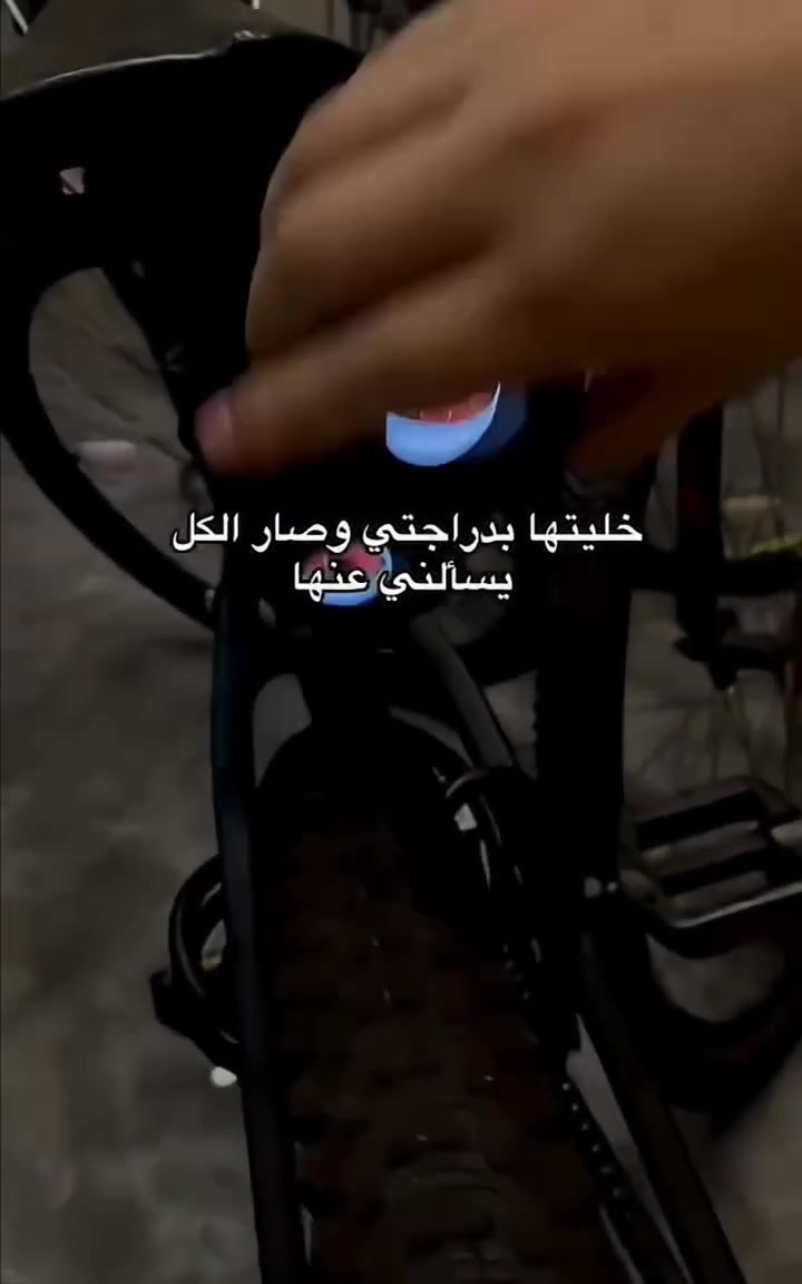 عيون LED ذكية للدراجات الهوائية  او الدرجات الناريه (عيون بايسكل  او ماطور متحركة)
الاستخدامات
تُثبت على الدراجة الهوائية أو البايك لإضافة إضاءة تحذيرية مميزة.
تزيد من وضوح الدراجة أثناء القيادة الليلية أو في الأماكن المظلمة.
تُستخدم كعنصر أمان وجمالي في نفس الوقت.
مناسبة للدراجات الهوائية، السكوترات، وبعض الدراجات النارية.
المميزات
شاشة LED رقمية تعرض عيون متحركة بتأثير ديناميكي لافت.
تغيير تلقائي لحركات العيون يعطي مظهراً ذكياً ومتفاعلاً.
بطارية داخلية قابلة للشحن عبر كابل USB.
استهلاك منخفض للطاقة.  يوجد توصيل لجميع محافظات العراق الكمية محدودة  تواصلوا ويانه خاص فيس بوك او على  رقم الواتساب ***********

