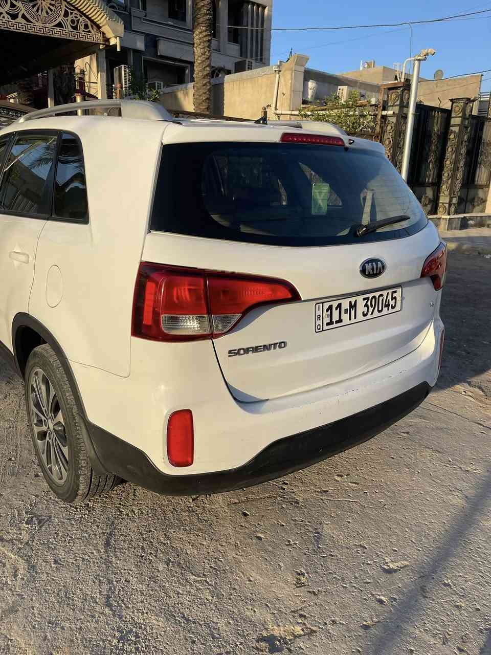السلام عليكم 
سورنتو 2015 خليجي بيها باب 
الصدر بي صبغ ونص من باب الخلفي 
٦ سلندر ٧ راكب 
الاستفسار 
***********
مكان بغداد الجديدة الامين
