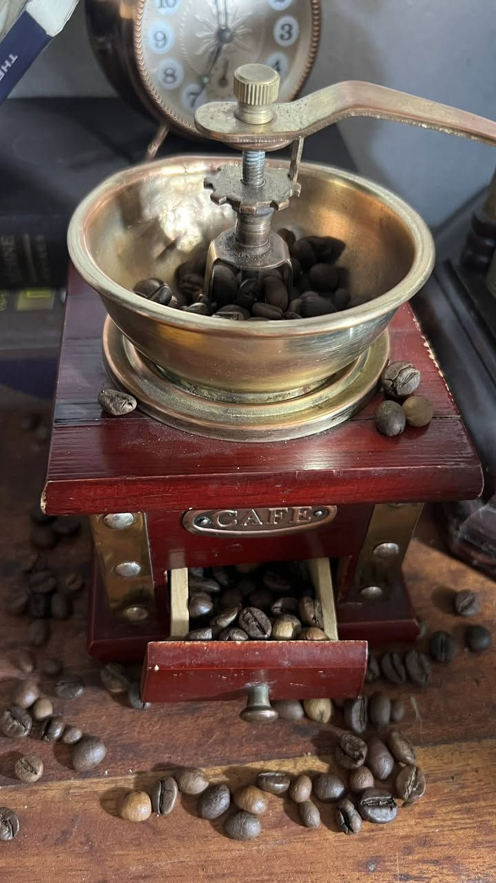 ☕ مطحنة قهوة كلاسيكية ديكور وفينتاج ☕

إذا كنت من عشاق القطع القديمة والديكور الراقي، هاذ المطحنة تضيف لمسة دافئة وأنيقة لأي بلاصة 
المكتب أو المقهى. تصميم كلاسيكي مصنوع من الخشب مع تفاصيل من النحاس يخليها قطعة ديكور مميزة وتلفت الانتباه من أول نظرة.

✨ تصميم فينتاج أنيق
✨ تفاصيل دقيقة وتشطيب راقٍ
✨ مناسبة للديكور، والاستعمال والتصوير، المقاهي 
والركن الكلاسيكي
✨ قطعة تضيف جوّ من الأصالة والحنين للزمن الجميل

📏 حالة ممتازة وتعمل كما هو موضح في الصور.

💰 فرصة لعشاق التحف والديكور الفخم، قطعة مميزة ما تتفوتش.

📩 للمهتمين، راسلونا عالخاص للاستفسار والسعر


**إذا كنت صاحب هذا الإعلان وتريد حذفه لأي سبب، رجاءا أرسل رسالة إلى الدعم الفني**
