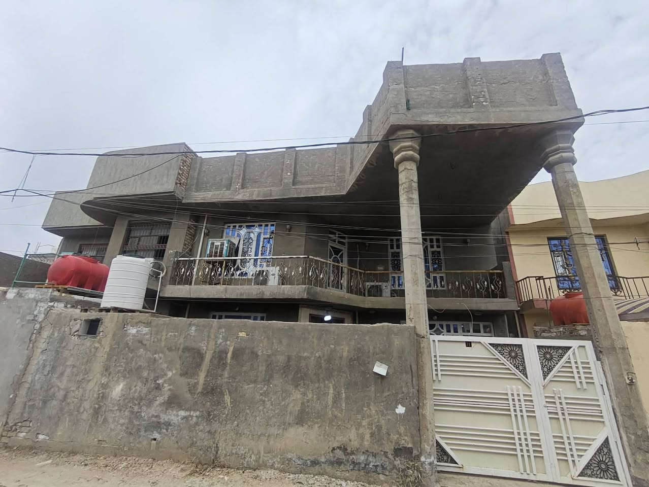 للبيع دار مساحته220 متر حله مطاعم الجمجمه خلف المحكمه الجديده...وبسعر مناسب جدا ...الرجاء الاتصال على الرقم ***********
