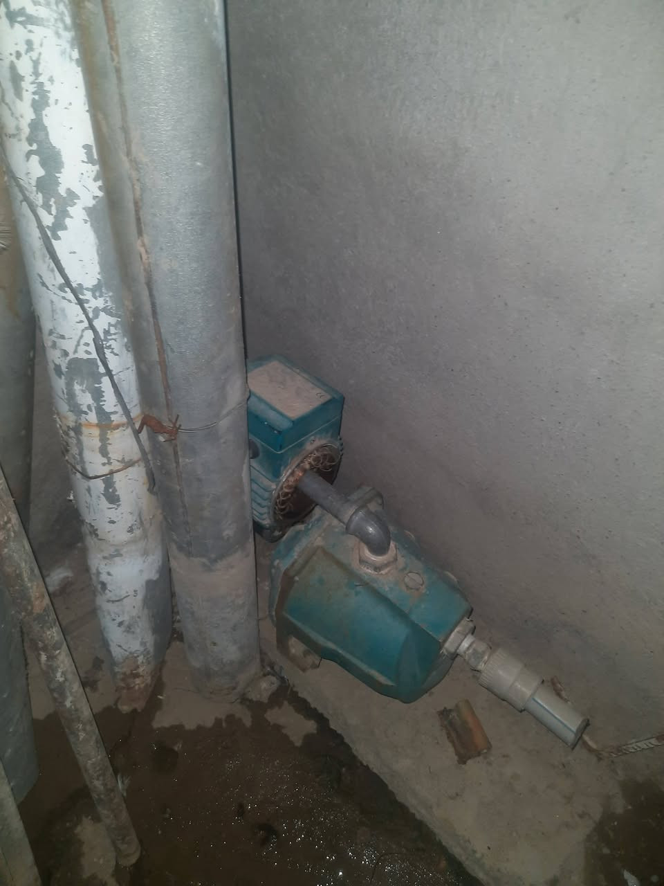 مبردات ٢ كشره  وطباخ يشغل وكنفيره عاطله وماطور عاطل٦٥ قفل ***********

